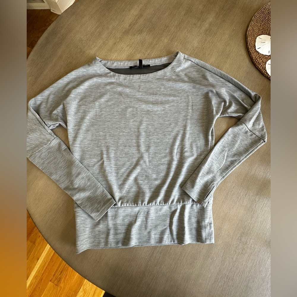 White House Black Market WKND Light Gray Top boatneck top with thumbholes XS